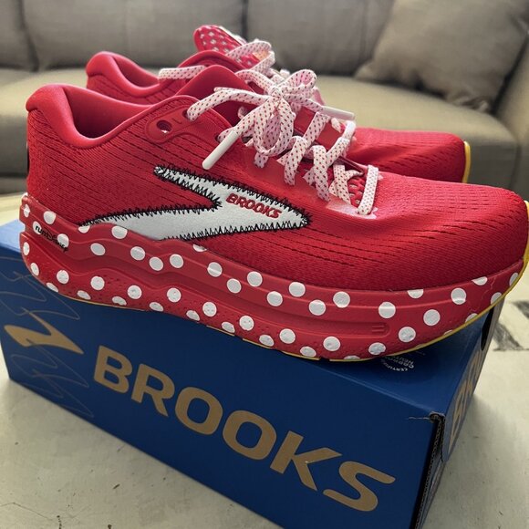 Brooks x runDisney Size 7 Ghost Max 2 Red Polka Dot Women's Sneakers with White - Picture 2 of 5